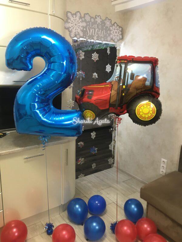 цифра синяя с трактором красным и с шарами на полу