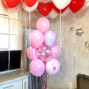 Розовый фонтан из шаров с сердцами украшеными дождиком