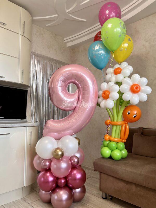 набор с цифрой 9 розовой на подставке из шаров с ромашками белыми и смайликом и 5 шариков с днём рождения надпись